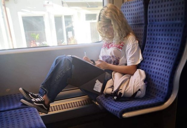 Снимка във влак на млада дама с вдигнати върху отсрещната