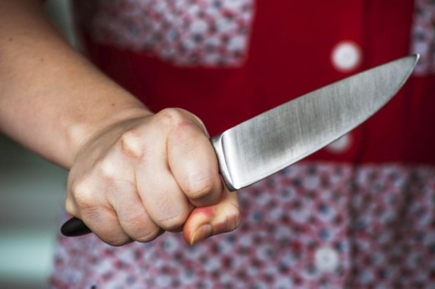 Задържаха 40 годишна жена в София опряла нож в тялото на
