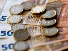 Нов рекорден спад на еврото