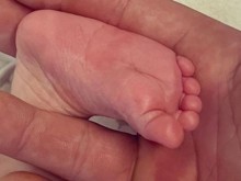 Плеймейтка роди от монтьор, кръсти детето на бащата