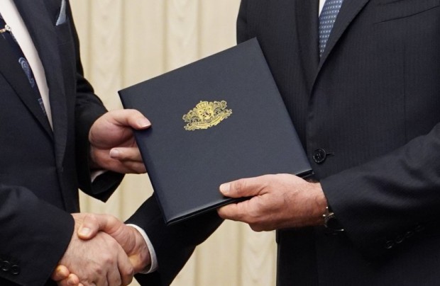 Президентът Румен Радев връчва втория мандат на втората по големина