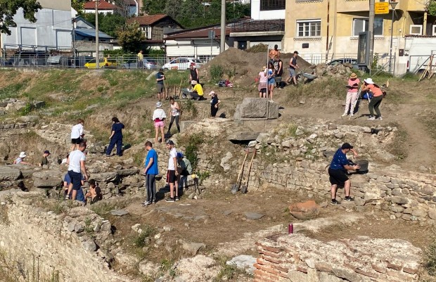 Подновиха отново археологическите разкопки на обект Източна порта на Филипопол