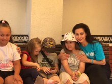Прекрасната Елена Петрова с трогателна реч при откриването на центъра за украински бежанци