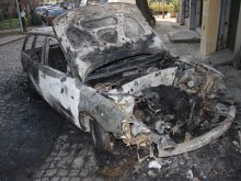 Автомобил изгоря напълно след среднощен палеж