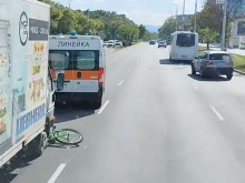 Блъснаха велосипедист в Пловдив, колелото е под автомобила!