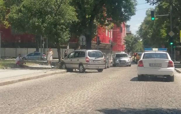 Кола се вряза в дърво в центъра на Пловдив видя