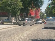 Кола се заби в дърво в центъра на Пловдив!