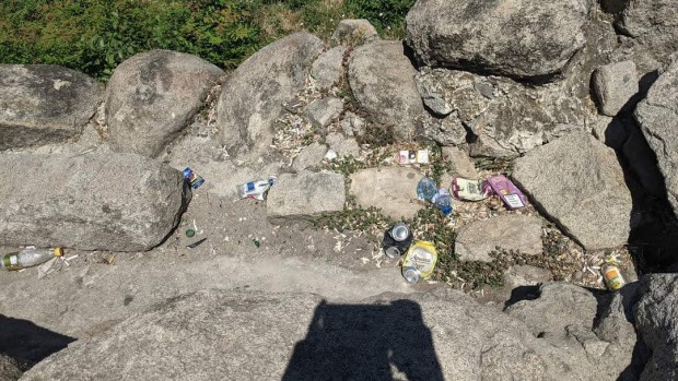 Мъж се ядоса, след като видя нахвърлени боклуци върху археологическите