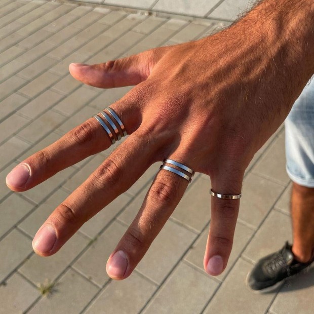 Бижутата, в частност пръстените, от неръждаема стомана стават все по-популярни.