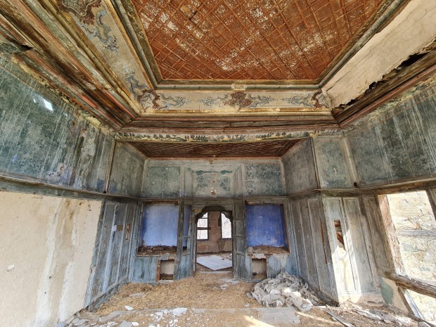 Вековна каменна къща с уникални резбовани тавани с фризове и