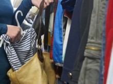 Крадец опакова скъпи дрехи във фолио, за заблуда на скенерите, съжали ужасно