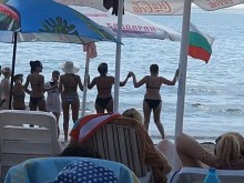 Интересна гледка на плажа, онлайн веднага ги нападнаха!