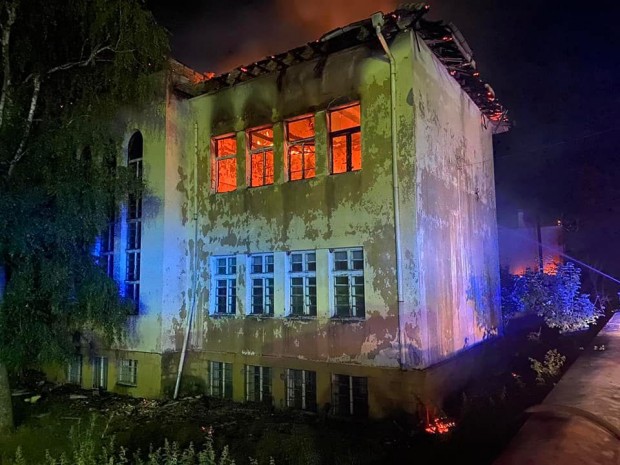 Пожар изпепели покрива на училището в карловското село Васил Левски.
