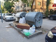 Събират едрогабаритните отпадъци извън контейнерите за боклук