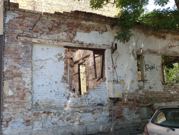 Опасна постройка създава риск за пешеходците видя Plovdiv24 bg Останките от