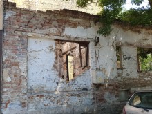 Горяла къща в "Южен" всеки момент може да се срути върху главите на хората