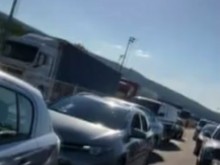 На "Калотина" е страшно - задръствания и километрични колони от автомобили