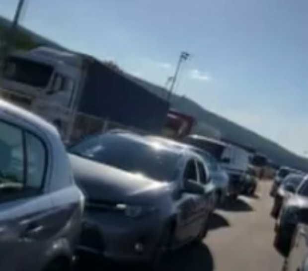 Хора сигнализират за километрично задръстване на границата през ГКПП Калотина“.Семейството