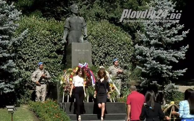 Десетки пловдивчани се поклониха пред паметника на Васил Левски на