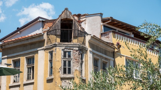 Пловдивчанин улови с обектива си рушащи се сгради в града