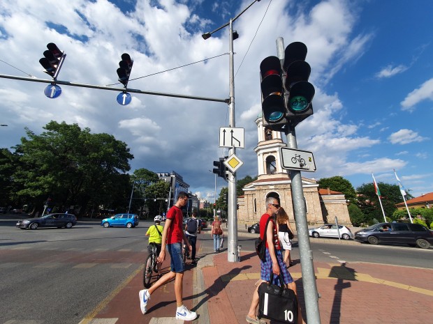 Проблем с един от светофарите за велосипедисти видя Plovdiv24 bg  На кръстовището