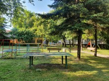 Деца се пързалят по ръжда в "Централен"