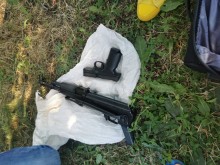 Полицейската акция в Бургаско: Откриха богат боен арсенал и наркотици!