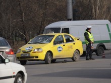 Таксиджия блъсна пешеходец