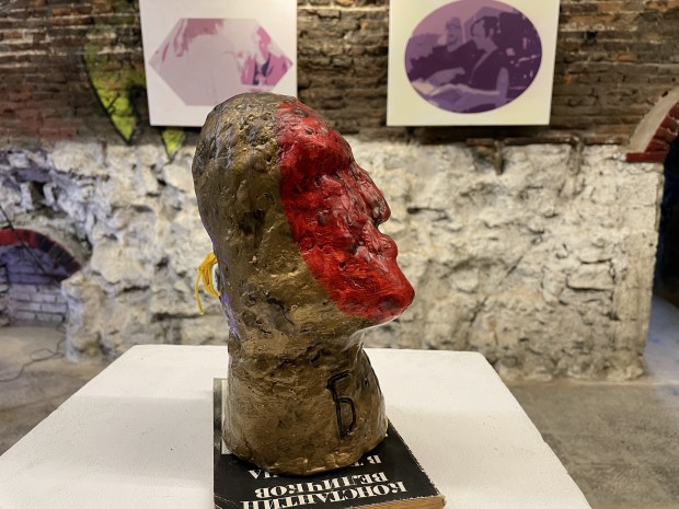 Представят главата на Бойко Борисов “на тепсия в изложба в