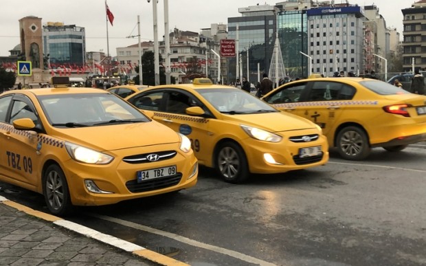 Турските таксиметрови шофьори вече са задължени да изискват от пътниците да