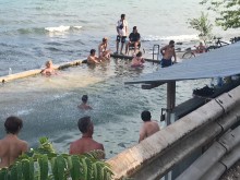 Емблематични места по морето привличат любопитни туристи