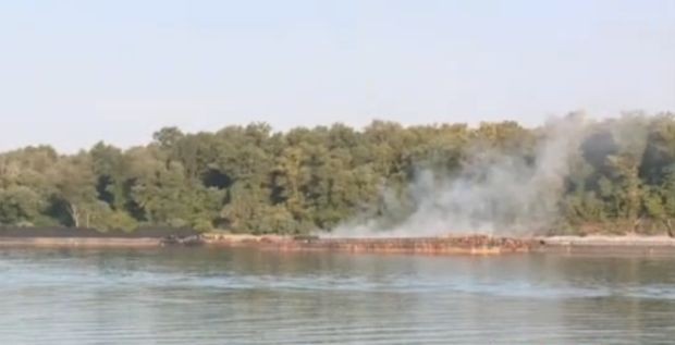 Въглищата които се запалиха на шлепове в река Дунав дни
