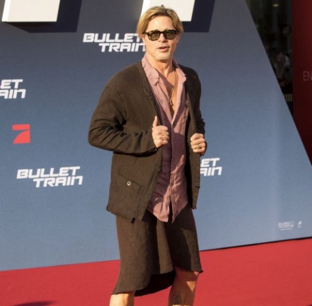 Актьорът Брад Пит се появи с нестандартната одежда на премиерата