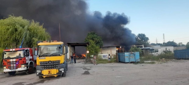 Пожар в Южна промишлена зона Склад за отпадъци се е
