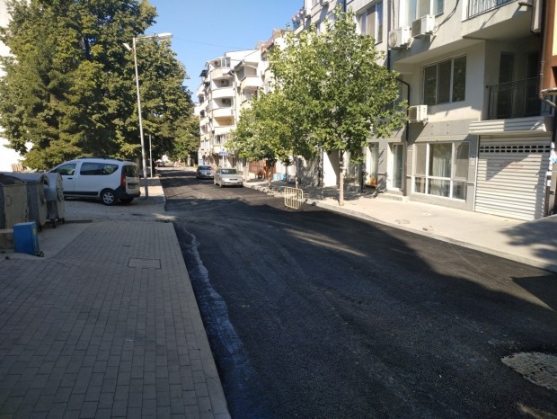 Тази седмица Община Бургас полага асфалт върху голяма част от