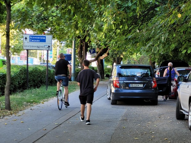 Шофьори превърнаха велоалея в магистрала видя Plovdiv24 bg Мястото е велоалеята