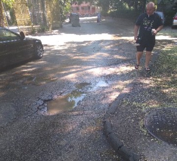Вода шурти от спукана тръба на ул Орачевска в Пловдив