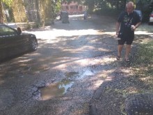 Сигнал: Вода шурти от спукана тръба на улица в Пловдив вече 48 часа, ВиК не идва