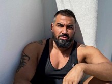 Азис трогна със снимка с майка си