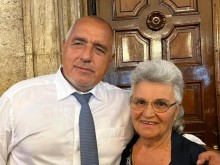 Баба скри шапката на Борисов