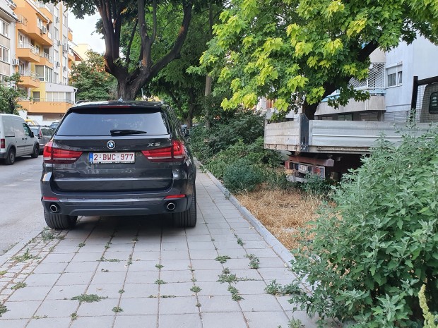 Джип с чуждестранна регистрация заема целия тротоар видя Plovdiv24 bg голямото