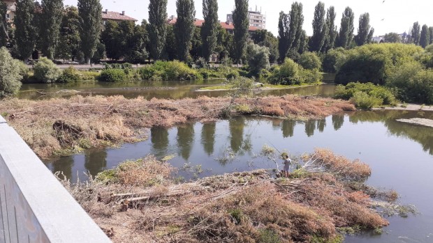 Макар и ръчно, почистване на река Марица има все пак,