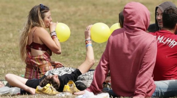 Балони с райски газ. Новата мода сред тийнейджърите набира сериозна