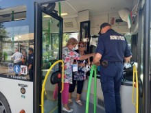 Слагате ли маска в автобуса? Полицията вече се качва и проверява