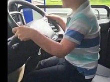 Полицаи хванаха 12-годишно момче да шофира товарен автомобил