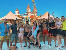Хич не им е зле! Направиха си щур купон в известен аквапарк до Слънчака