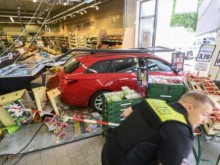 Пенсионер "паркира" в супермаркет, рани няколко клиенти