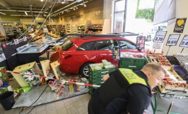 Лека кола  паркира в супермаркет в Германия Инцидентът е станал е в
