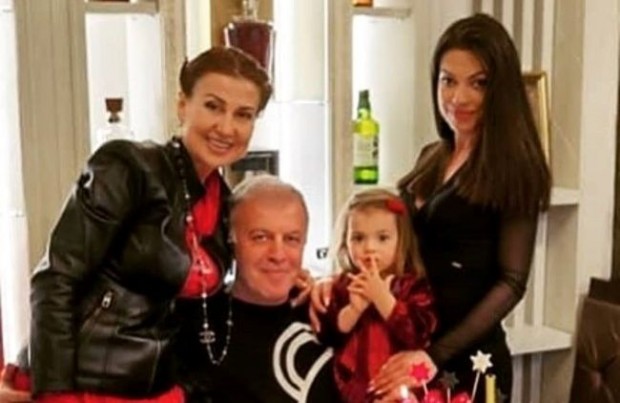 Славея Сиракова, голямата дъщеря на Илиана Раева и Наско Сираков, е