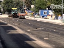 Вече полагат асфалт върху най-коментираната павирана улица в Пловдив